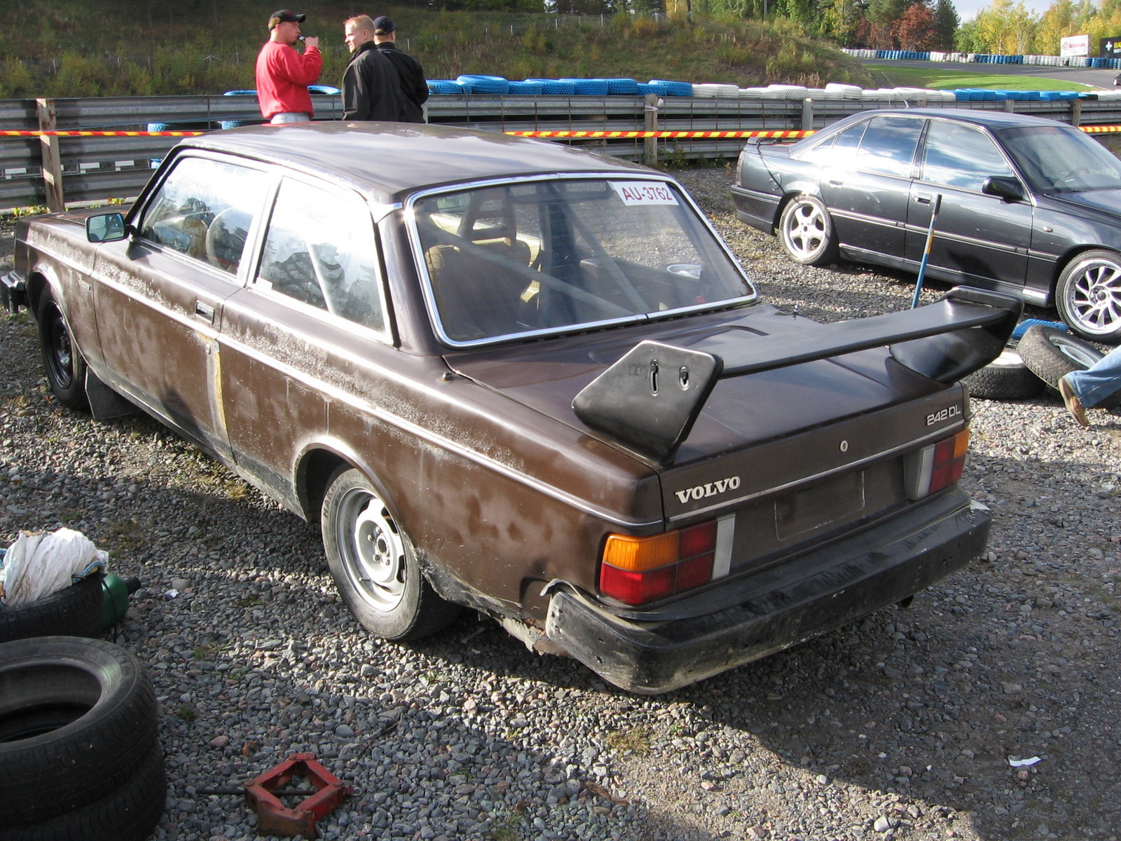 Radalle.com 1.10.2005 Ahvenisto, Ruskea Volvo 242 CL Spoilerilla