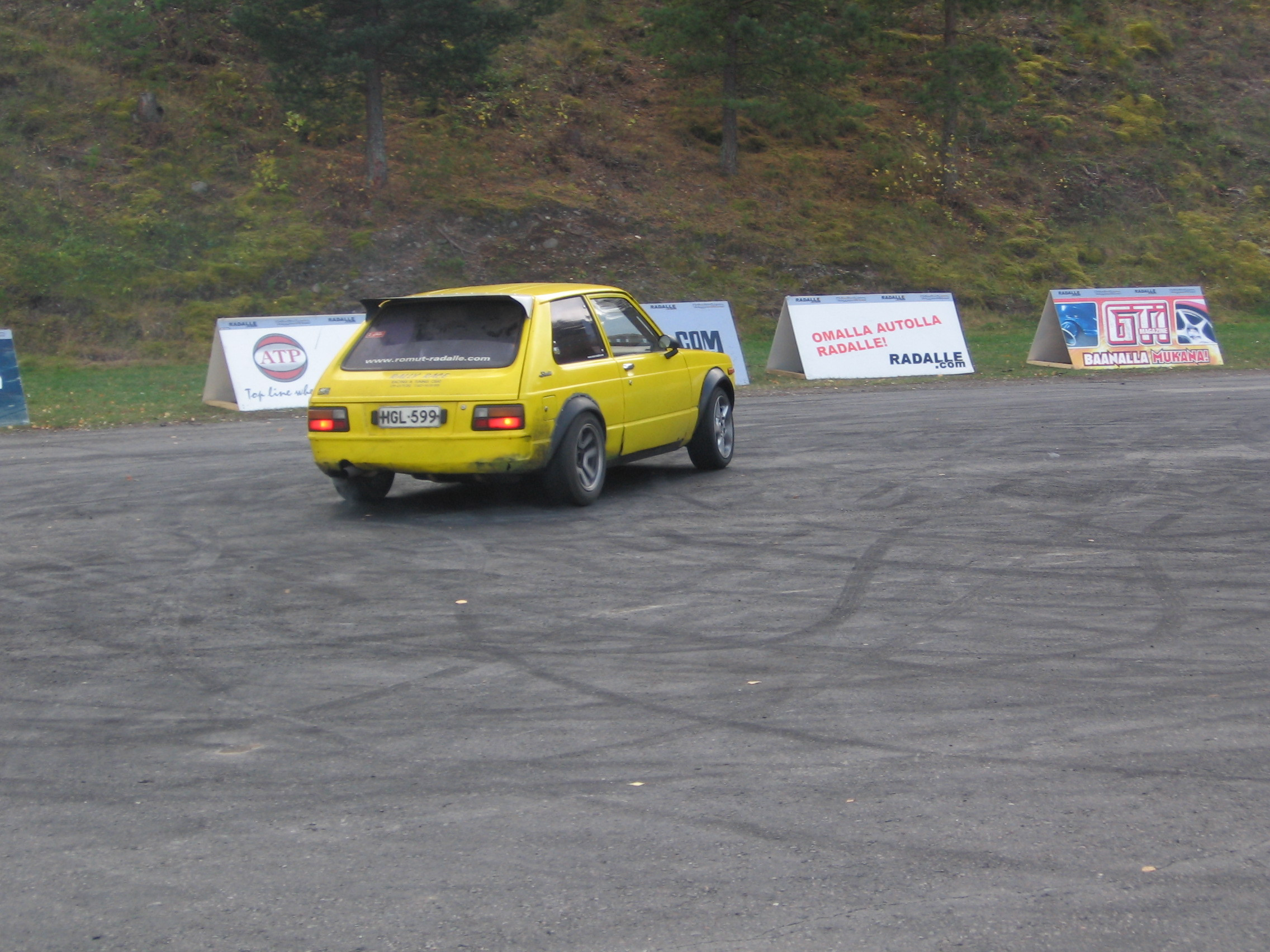 Radalle.com 15.10.2005 Ahvenisto, Keltainen Toyota Starlet