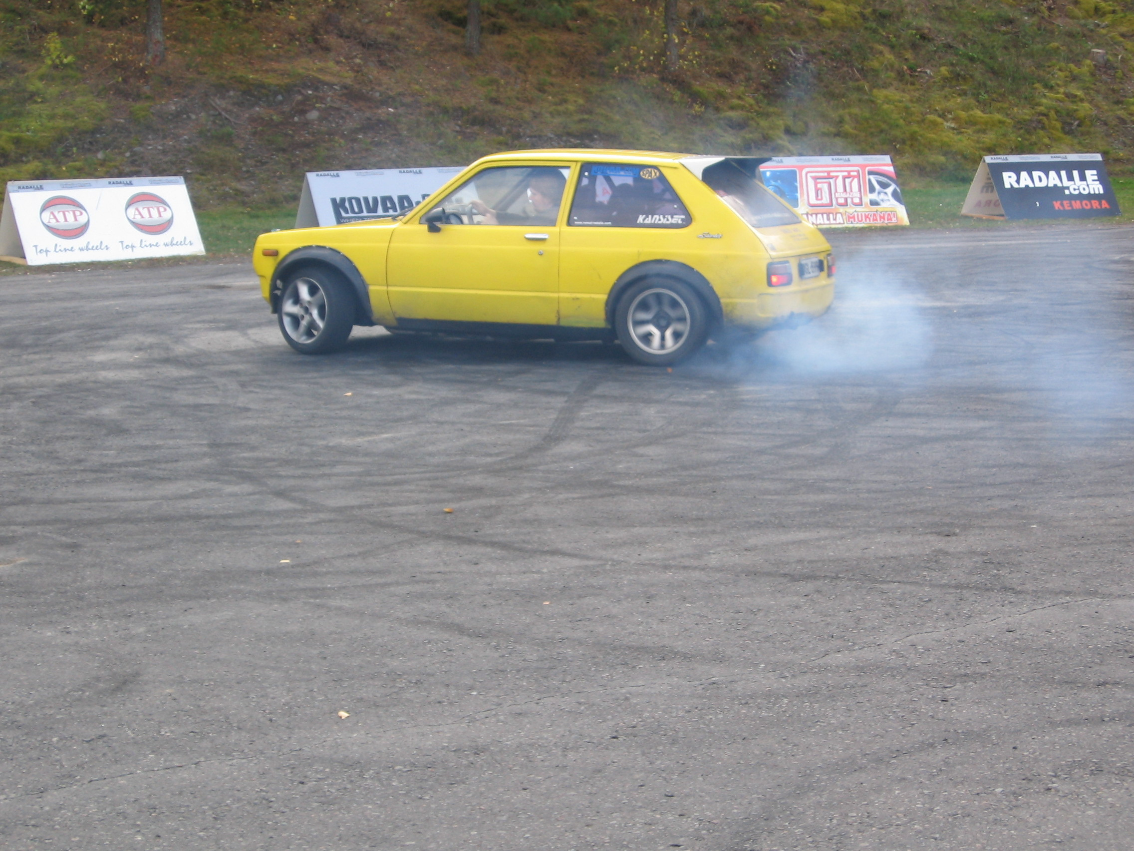 Radalle.com 15.10.2005 Ahvenisto, Keltainen Toyota Starlet