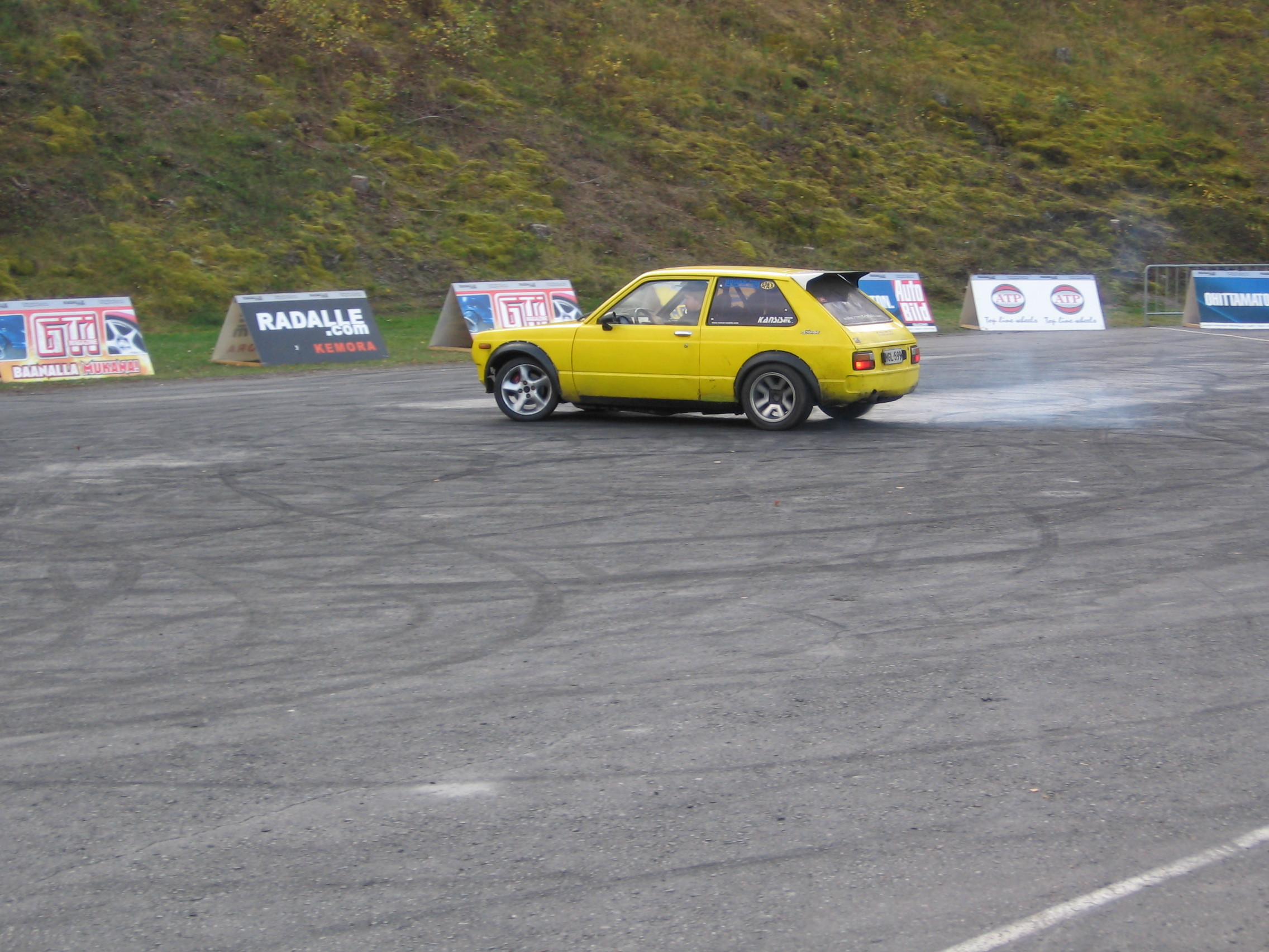 Radalle.com 15.10.2005 Ahvenisto, Keltainen Toyota Starlet