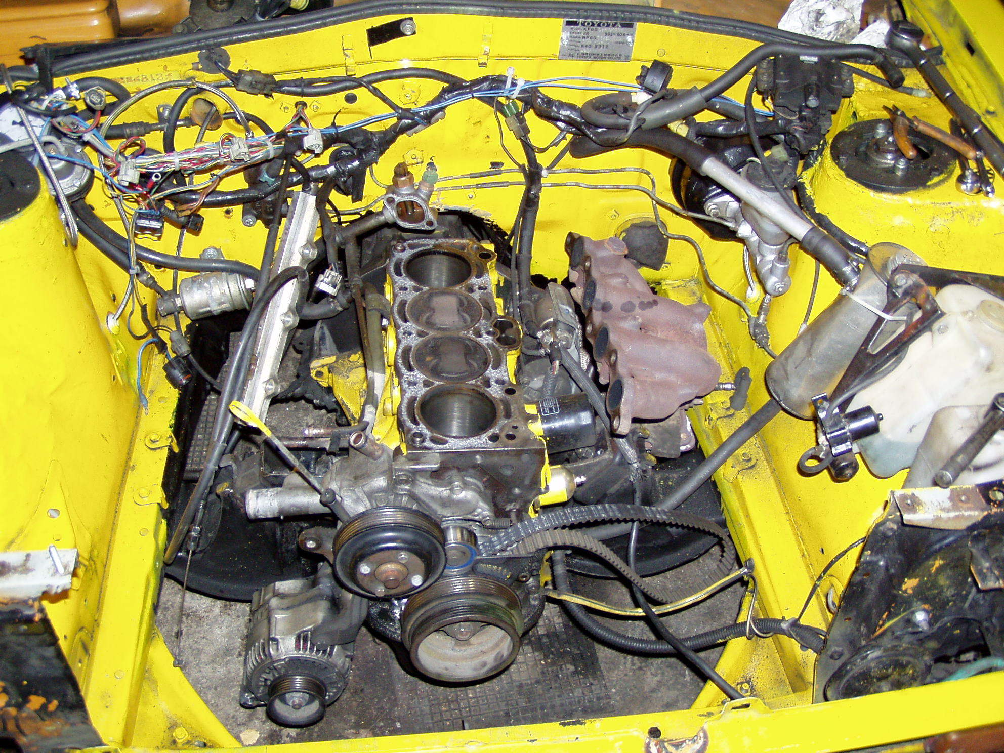 Starletin moottori 2004-2006, 23.10.2005, Alakerta.  Kone vaihteeksi osina.