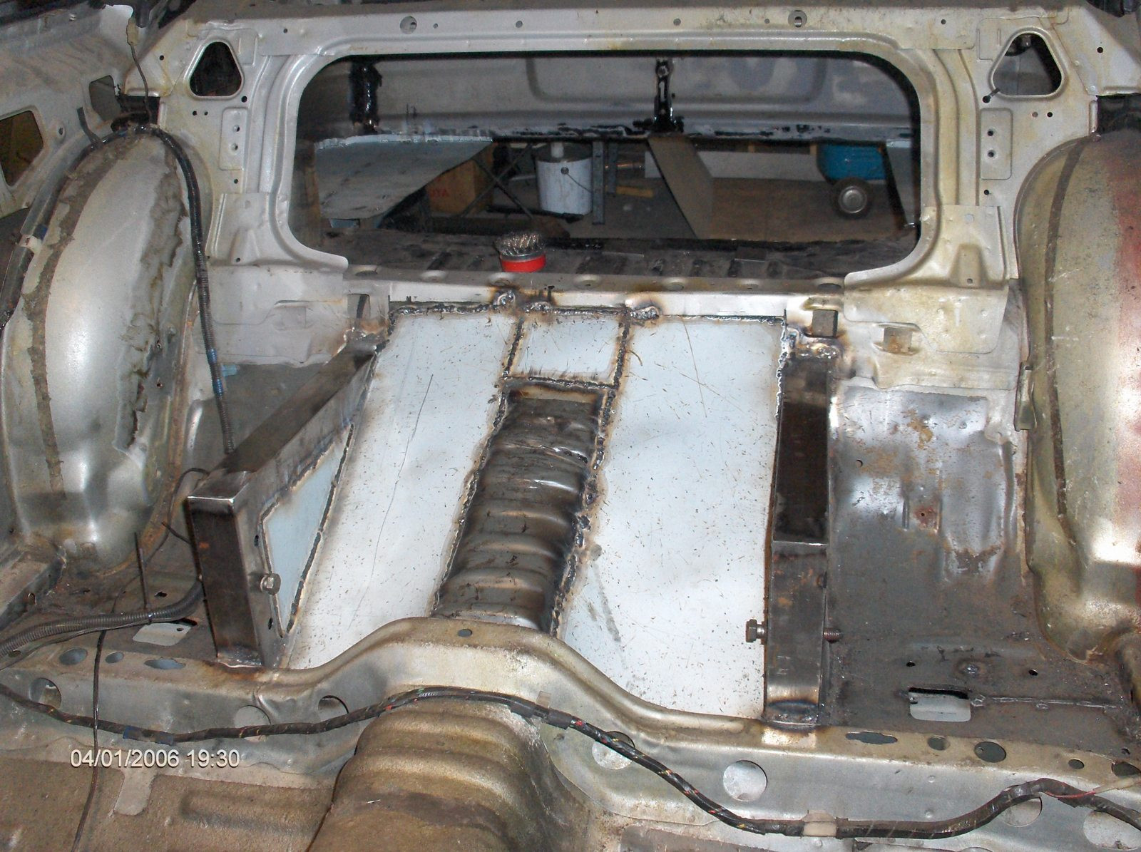 Toyota Corolla GT AE86 Turbo projekti, Nostettu lattia linkkikoteloiden valissa