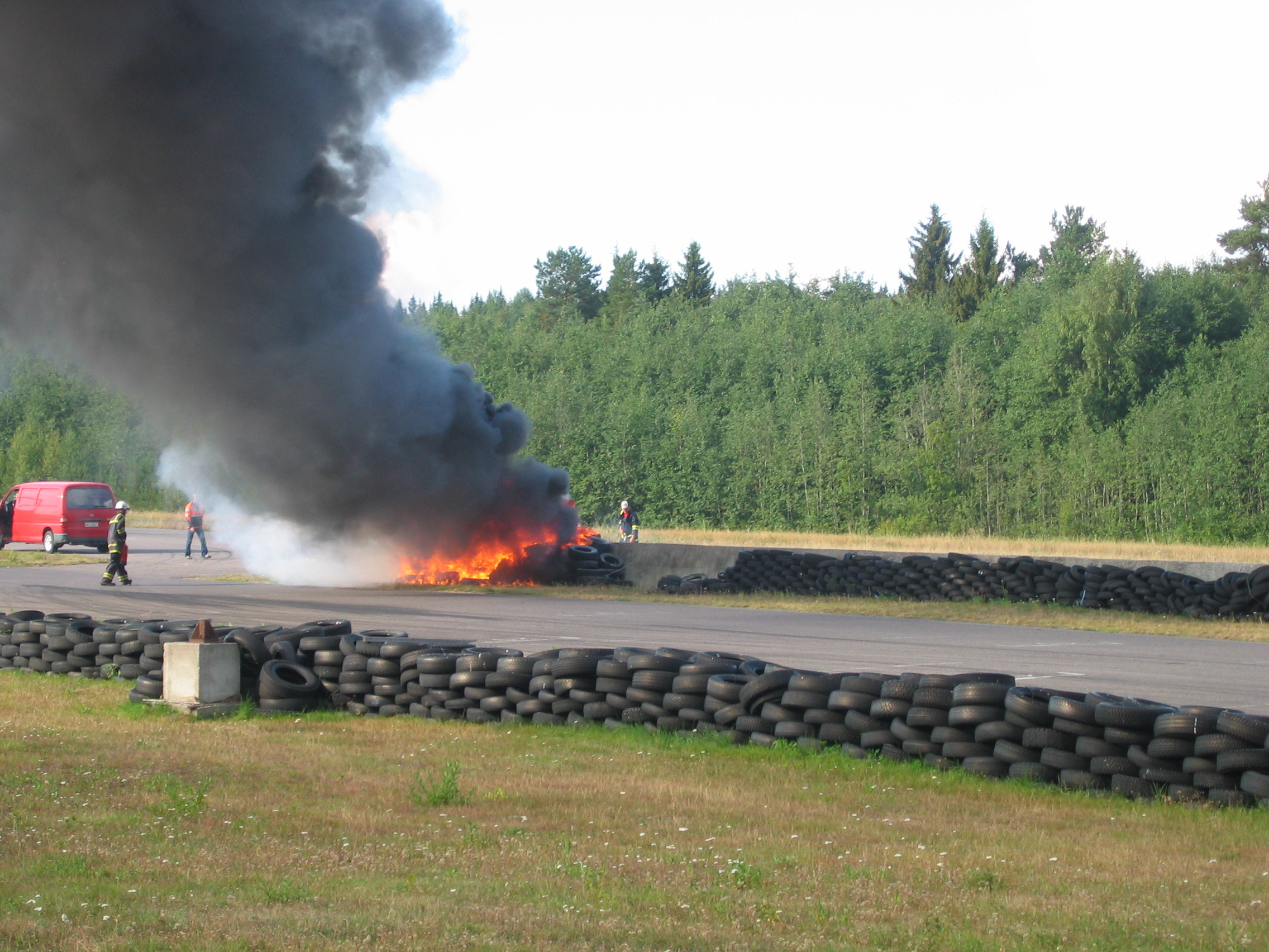 26.8.2006  radalle.com RatapÃ¤ivÃ¤, Motopark, Suojavallin palo onkohan tÃ¤mÃ¤ ratapÃ¤ivien kuminpoltto ennÃ¤tys?