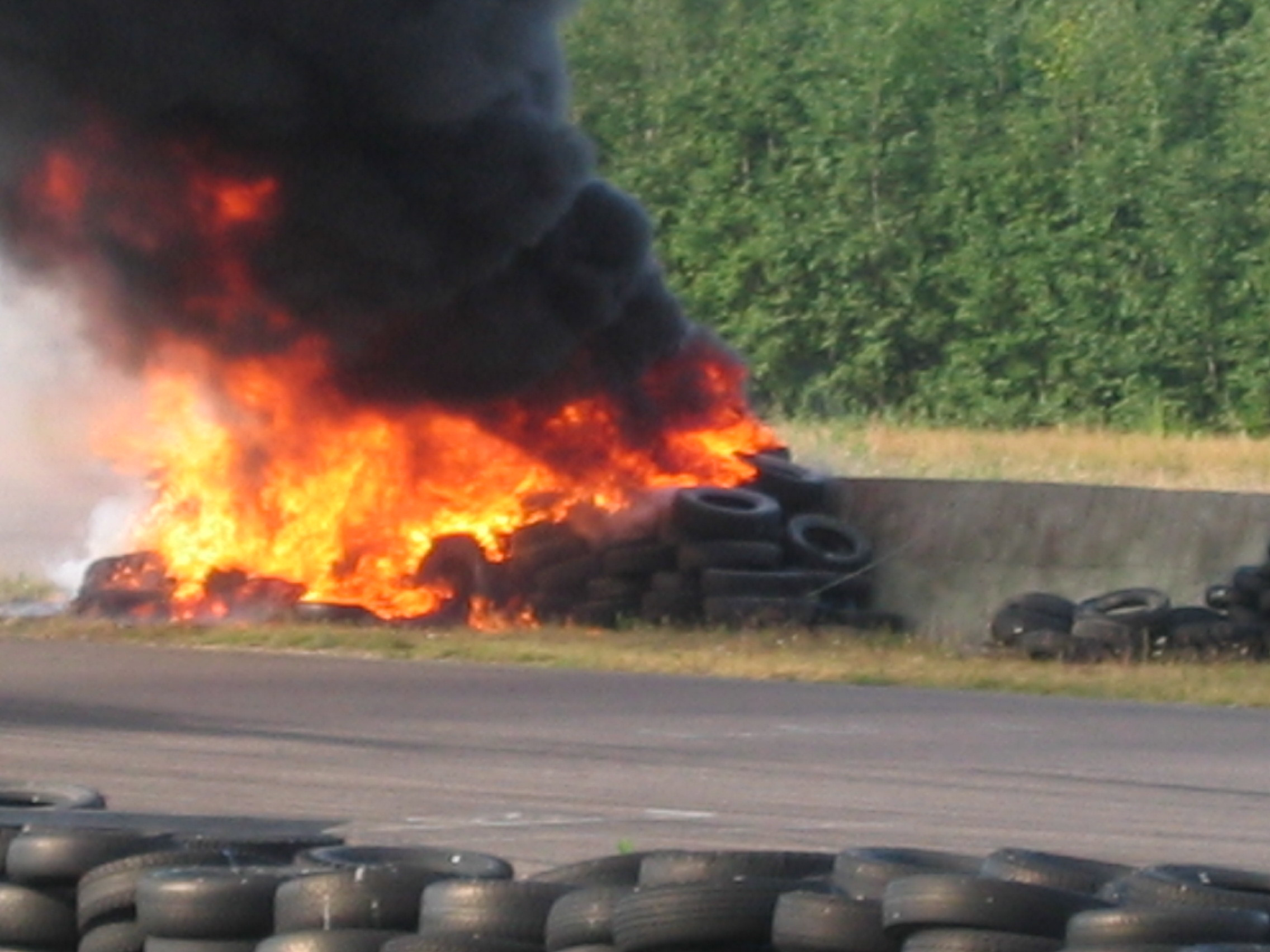 26.8.2006  radalle.com RatapÃ¤ivÃ¤, Motopark, Iloisesti roihuu ja pÃ¤ivÃ¤n ajot loppu siihen radalla :-(