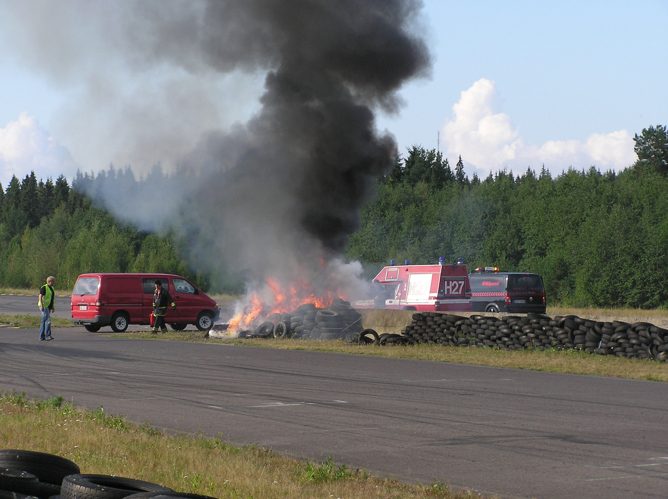 26.8.2006  radalle.com RatapÃ¤ivÃ¤, Motopark, Rengaskasa syttyi palamaan