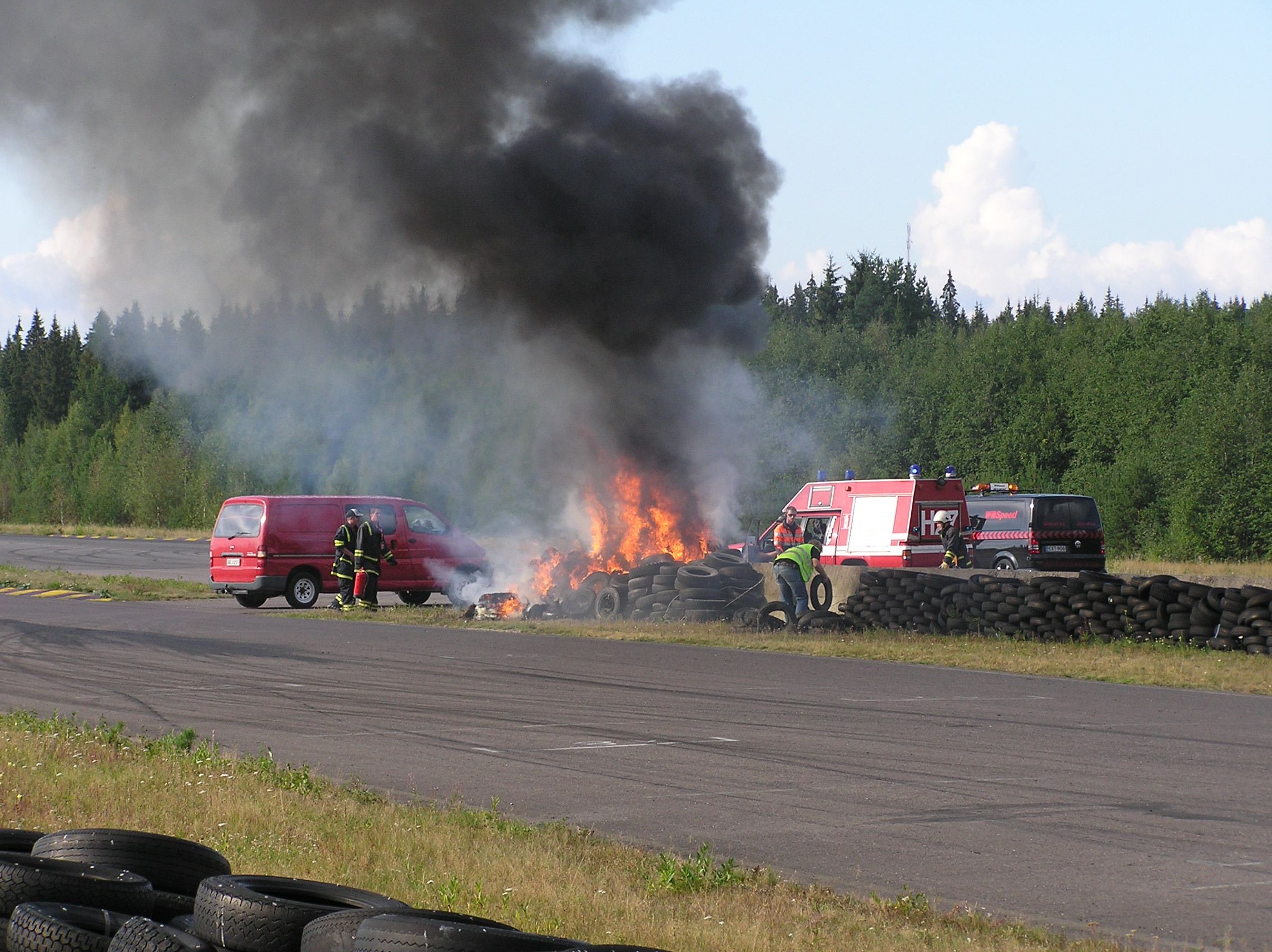 26.8.2006  radalle.com RatapÃ¤ivÃ¤, Motopark, Renkaat tulessa radalla