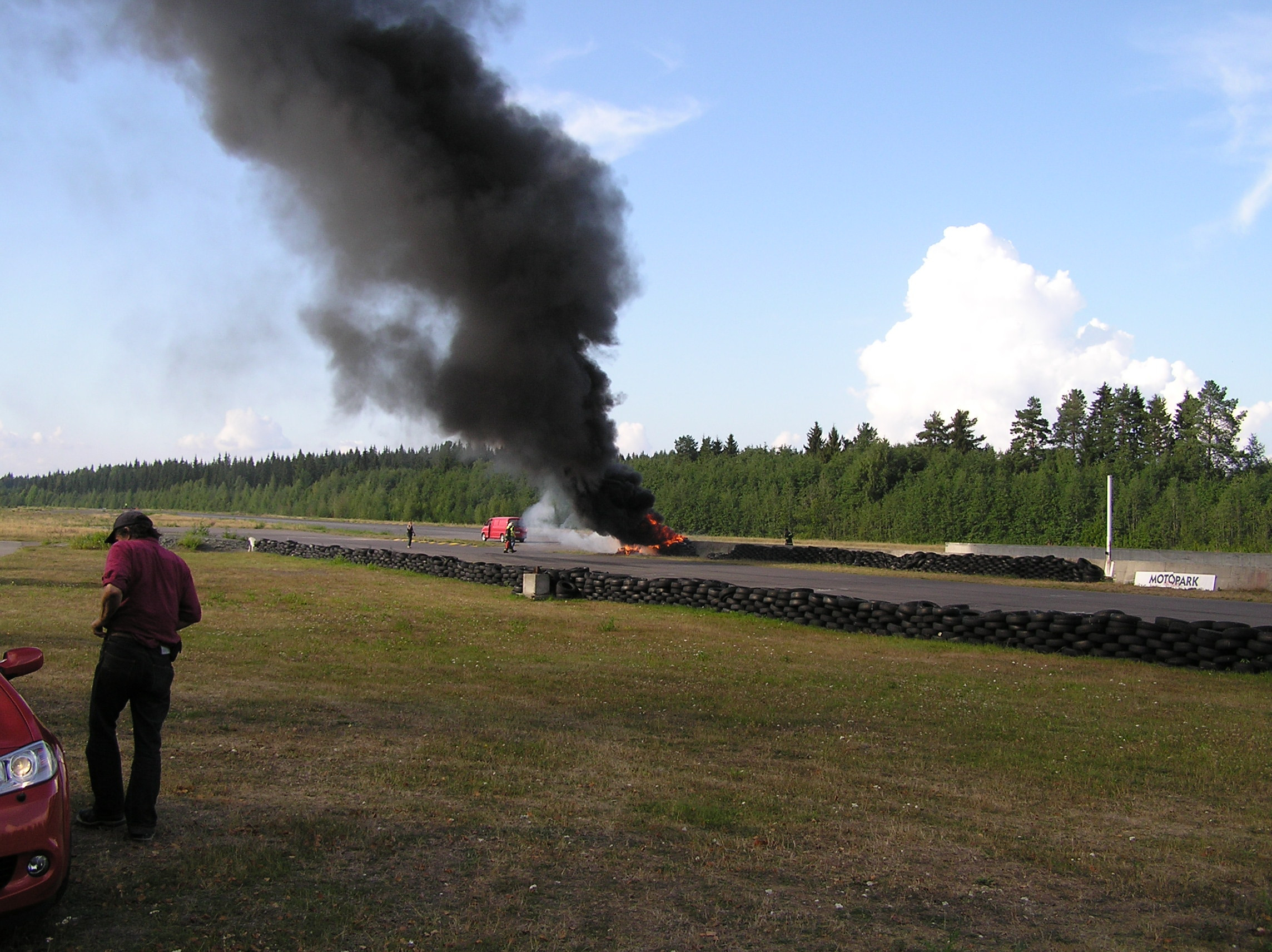 26.8.2006  radalle.com RatapÃ¤ivÃ¤, Motopark, Mustaa savua rengaspalosta