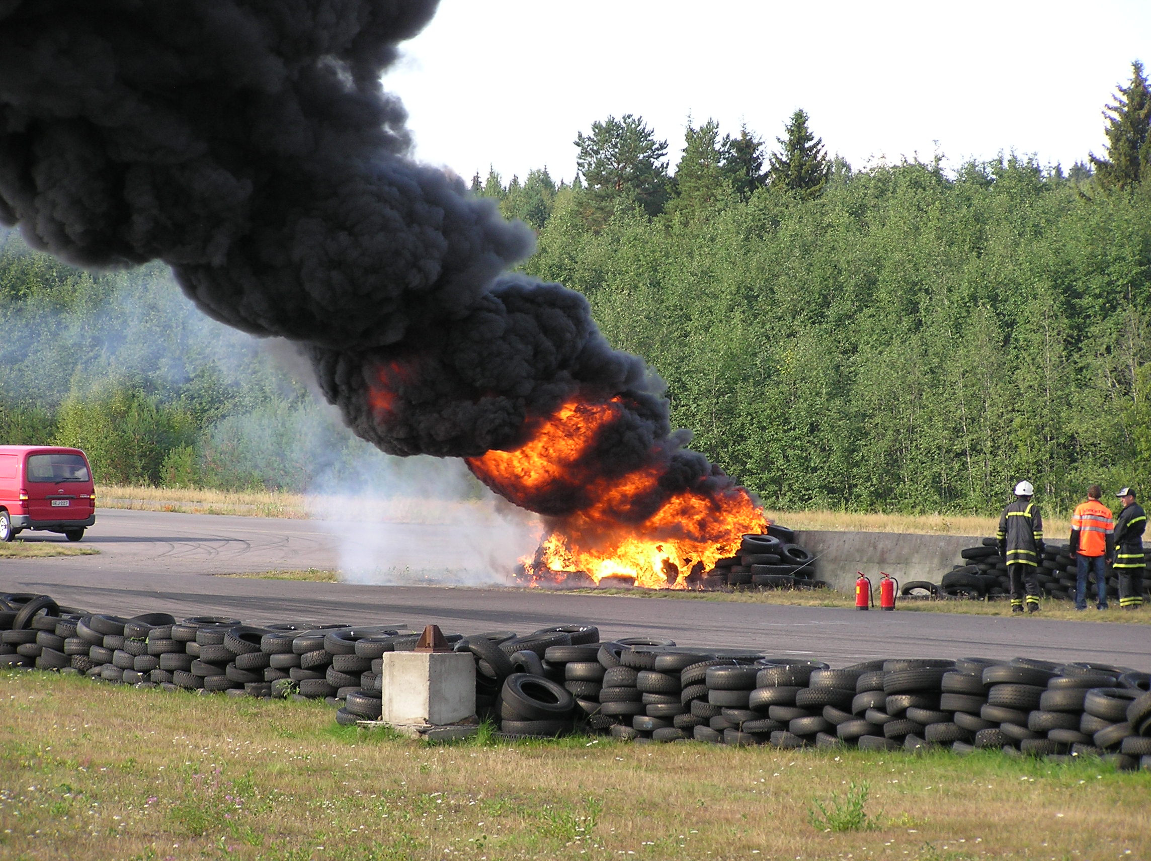 26.8.2006  radalle.com RatapÃ¤ivÃ¤, Motopark, Renkaat syttyi palamaan