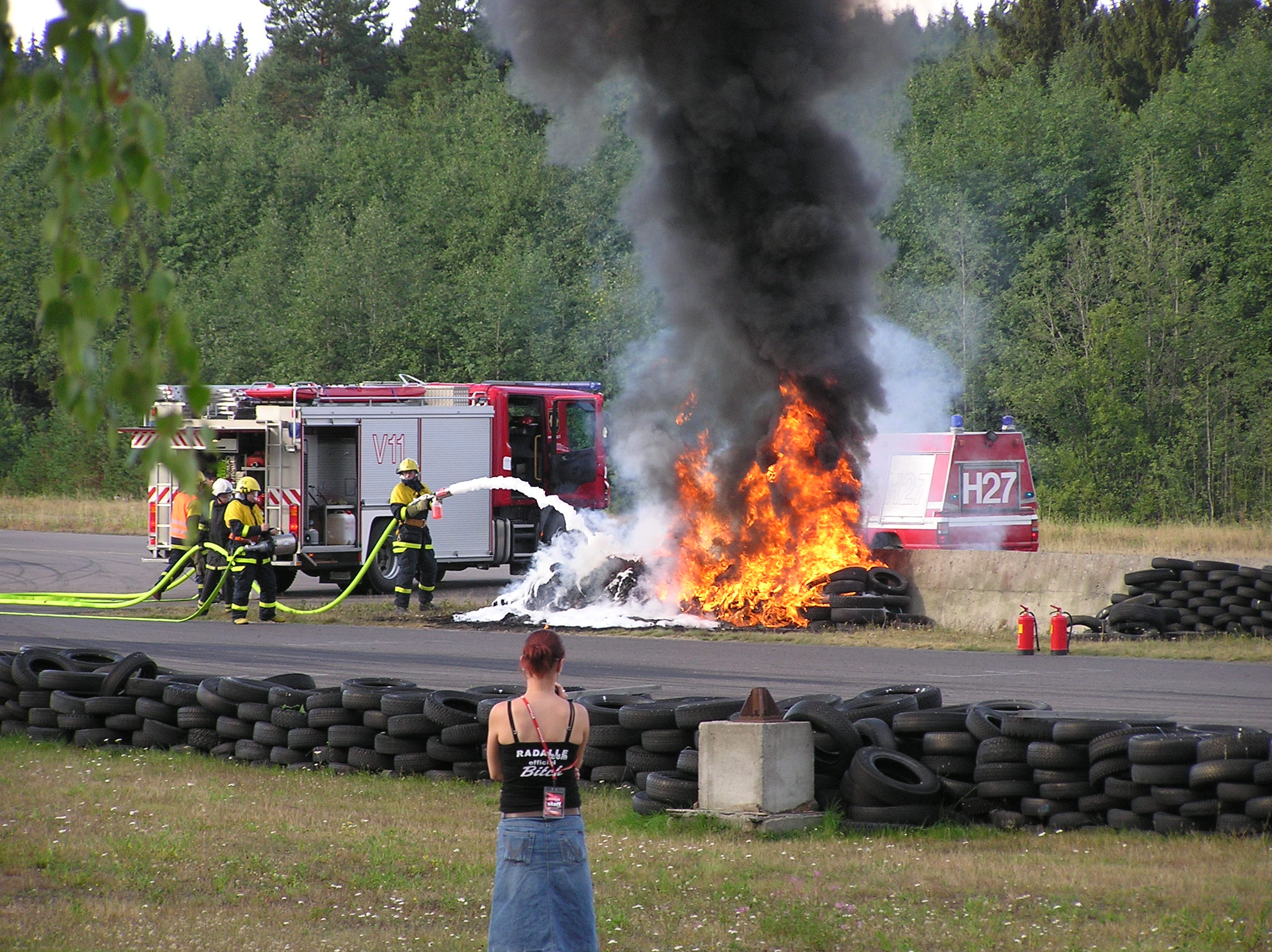 26.8.2006  radalle.com RatapÃ¤ivÃ¤, Motopark, Palomiehet sammuttamassa rengaspaloa