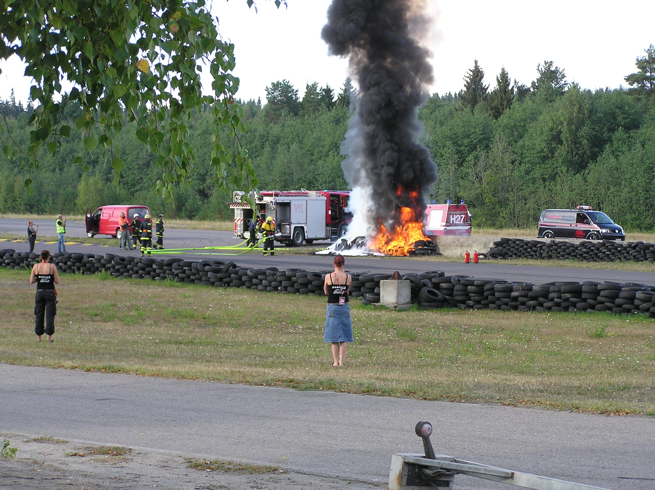 26.8.2006  radalle.com RatapÃ¤ivÃ¤, Motopark, TyttÃ¶jen mÃ¤Ã¤rÃ¤ lÃ¤hti lisÃ¤Ã¤ntymÃ¤Ã¤n palomiesten saavuttua