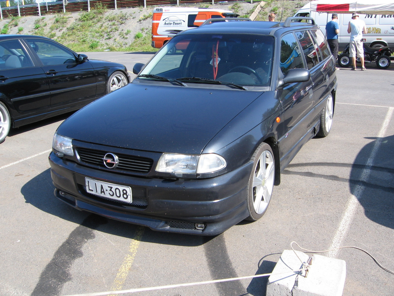 Radalle.com Ahvenisto 11.8.2007, Musta Opel Astra 2.0l 16v Sporty F Caravan 1997