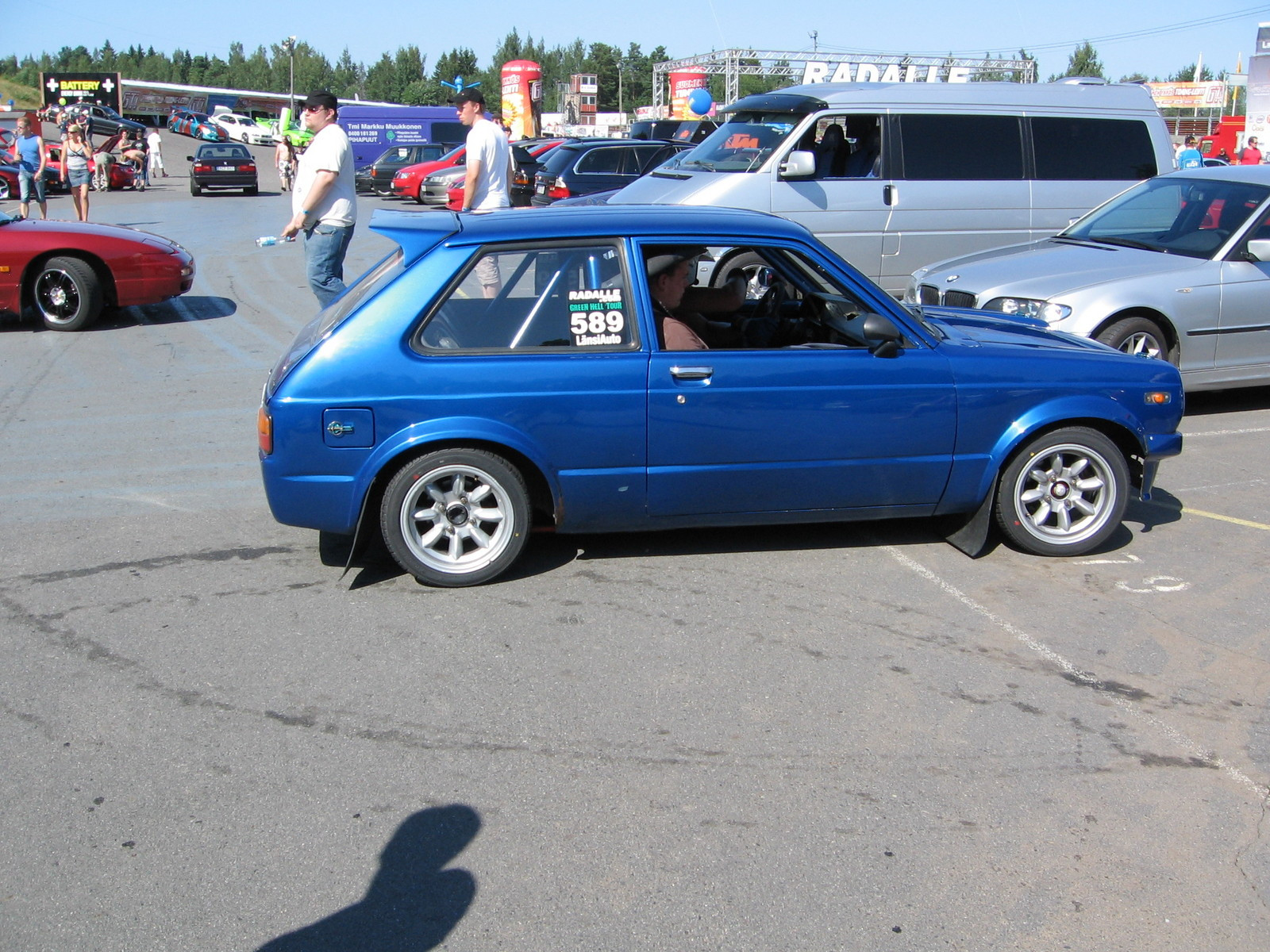 Radalle.com Ahvenisto 11.8.2007, Sininen Toyota Starlet kaarilla