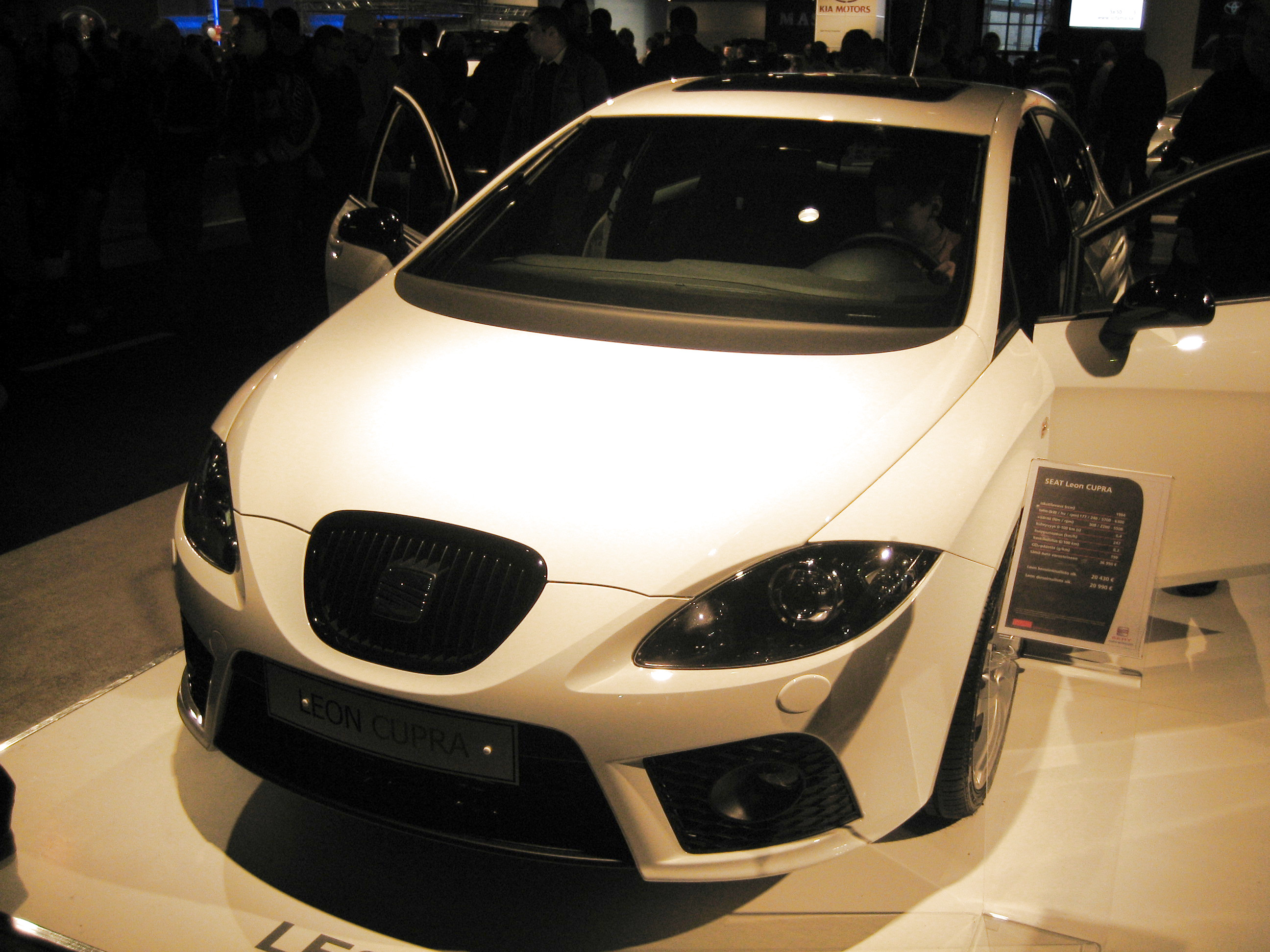 Helsinki motor show 2007, Valkoinen Seat Leon Cupra