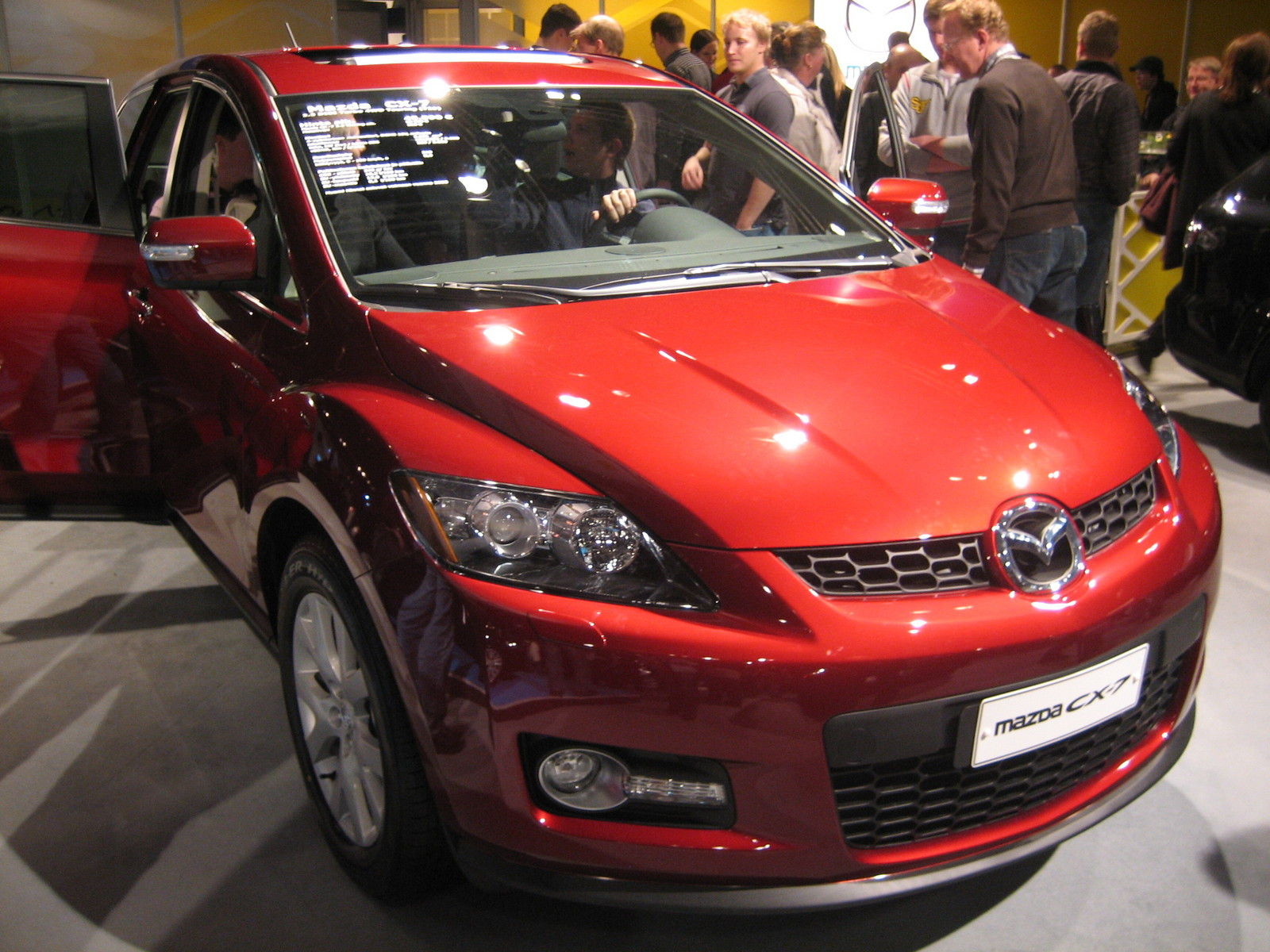 Helsinki motor show 2007, Punainen Mazda CX-7