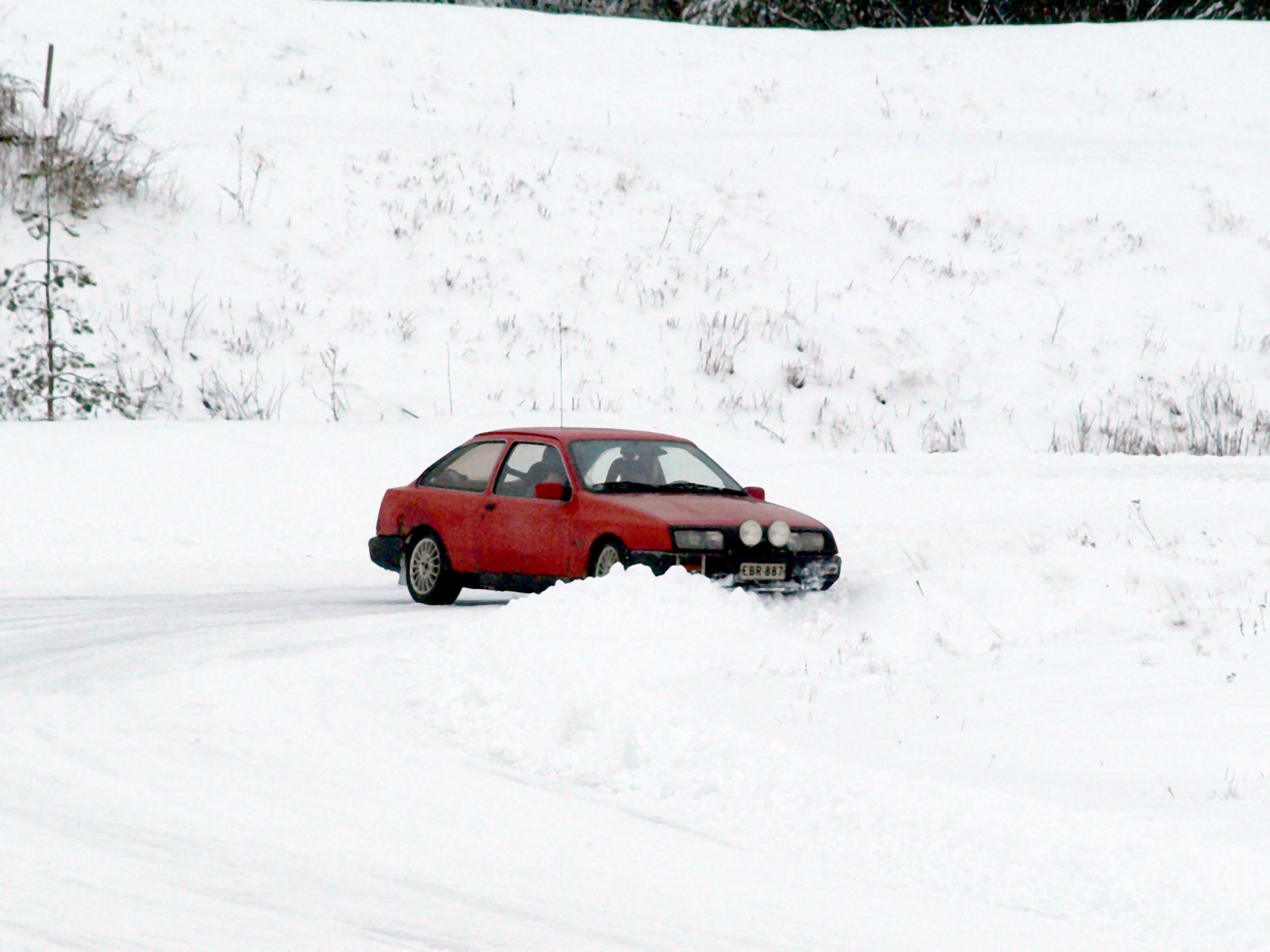 Radalle.com jÃ¤Ã¤ratapÃ¤ivÃ¤ 24.1.2009 HyvinkÃ¤Ã¤, Punainen Ford Sierra lumipenkassa jÃ¤Ã¤radalla