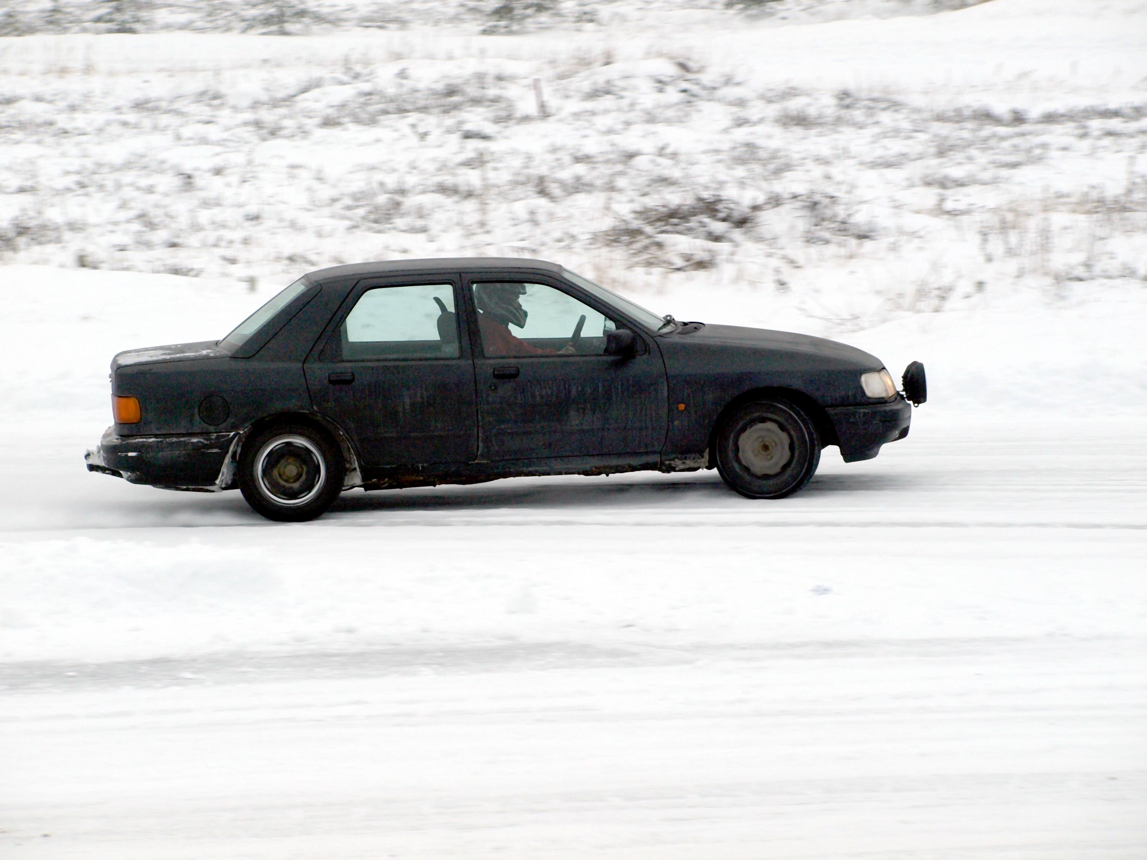 Radalle.com jÃ¤Ã¤ratapÃ¤ivÃ¤ 24.1.2009 HyvinkÃ¤Ã¤, Tumma Ford Sierra