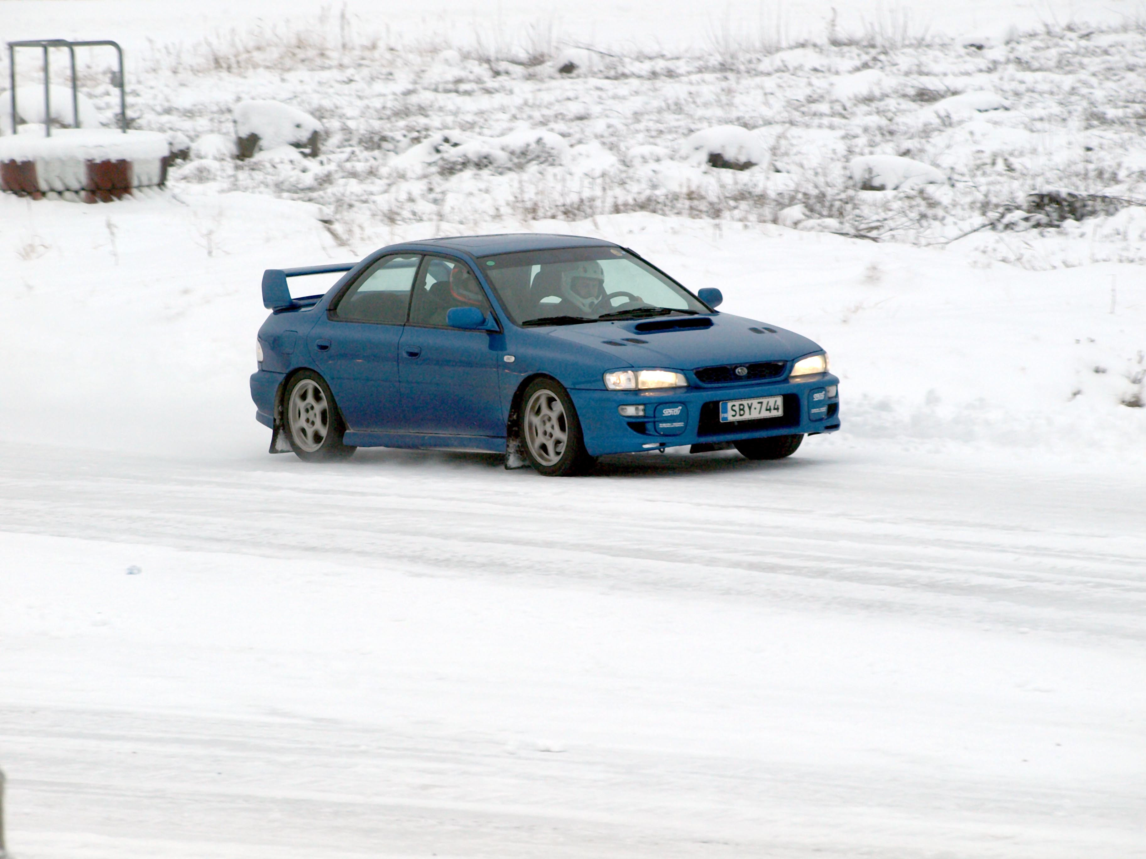 Radalle.com jÃ¤Ã¤ratapÃ¤ivÃ¤ 24.1.2009 HyvinkÃ¤Ã¤, Sininen STi Impreza