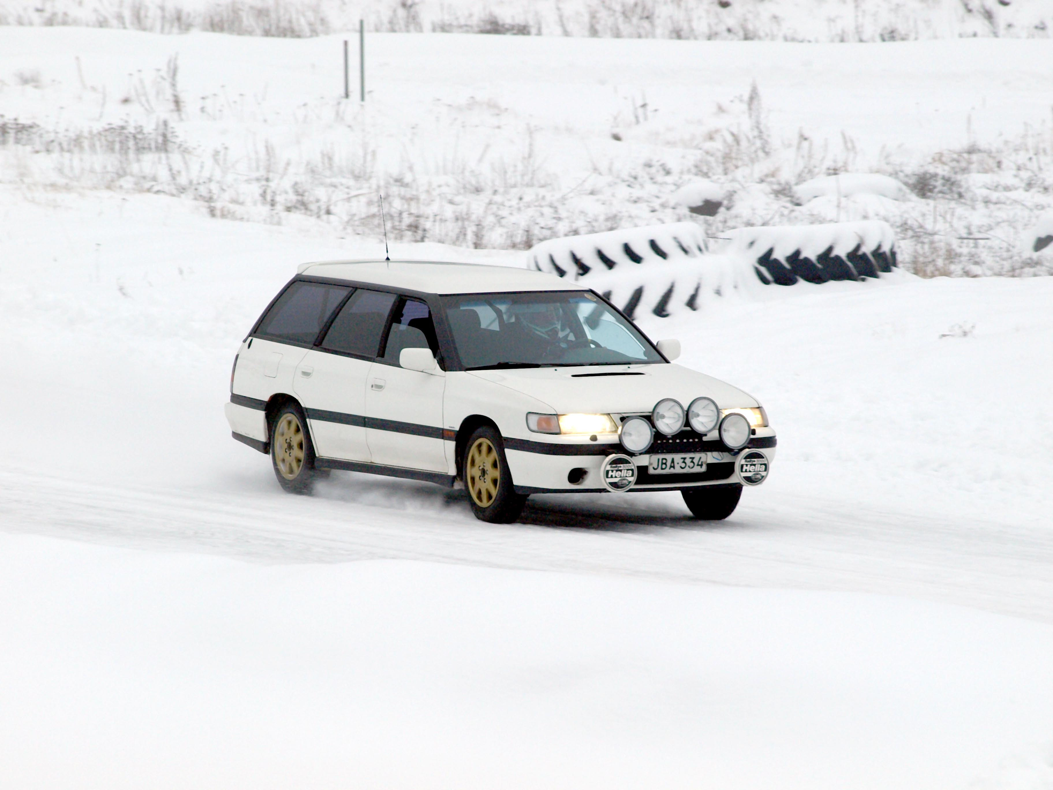 Radalle.com jÃ¤Ã¤ratapÃ¤ivÃ¤ 24.1.2009 HyvinkÃ¤Ã¤, Valkoinen Subaru Legacy farmari lisÃ¤valoilla