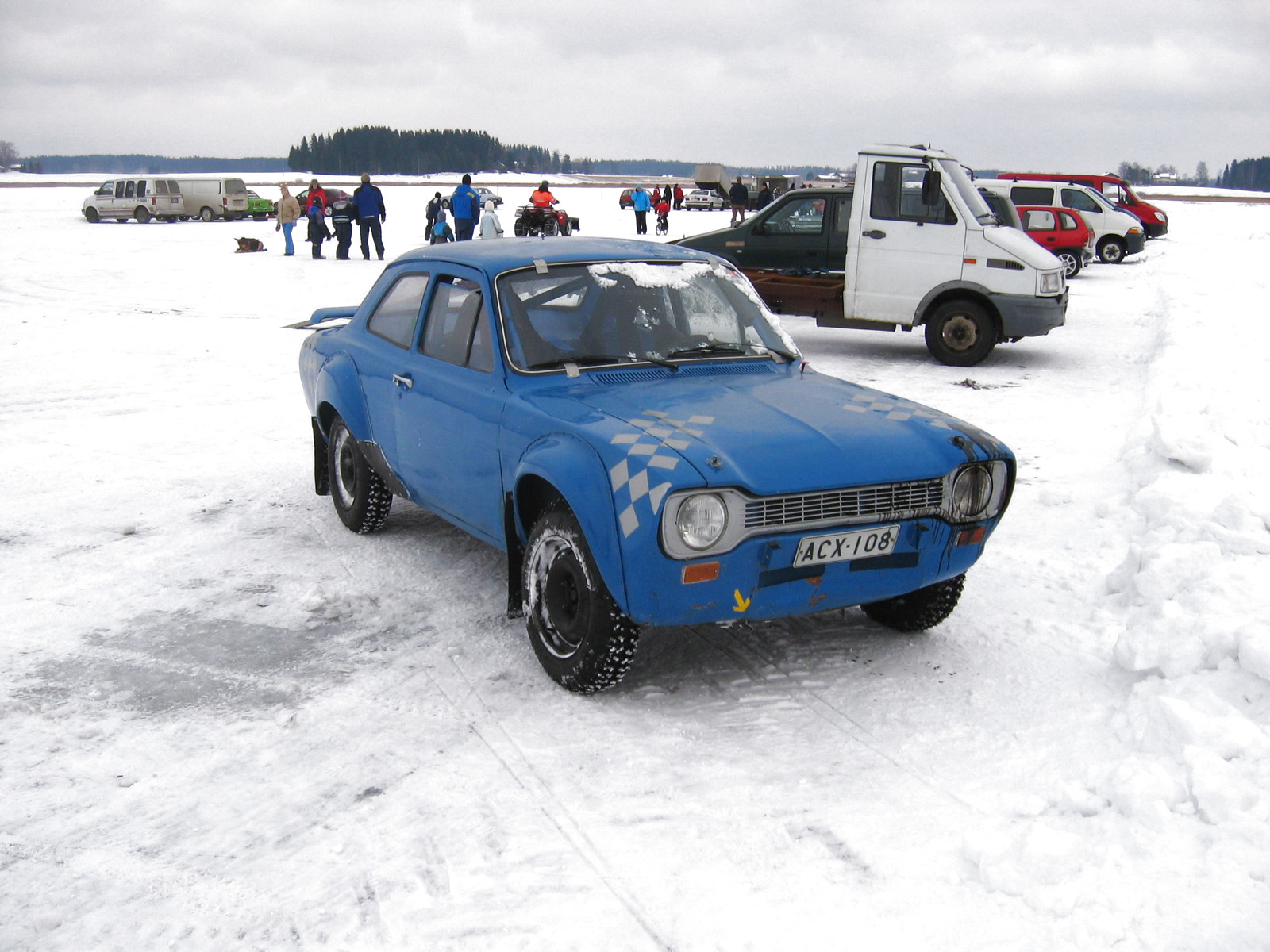 TalvipÃ¶rinÃ¤t KantelejÃ¤rvellÃ¤ 22.2.2009, Ford Escort MK1 sininen