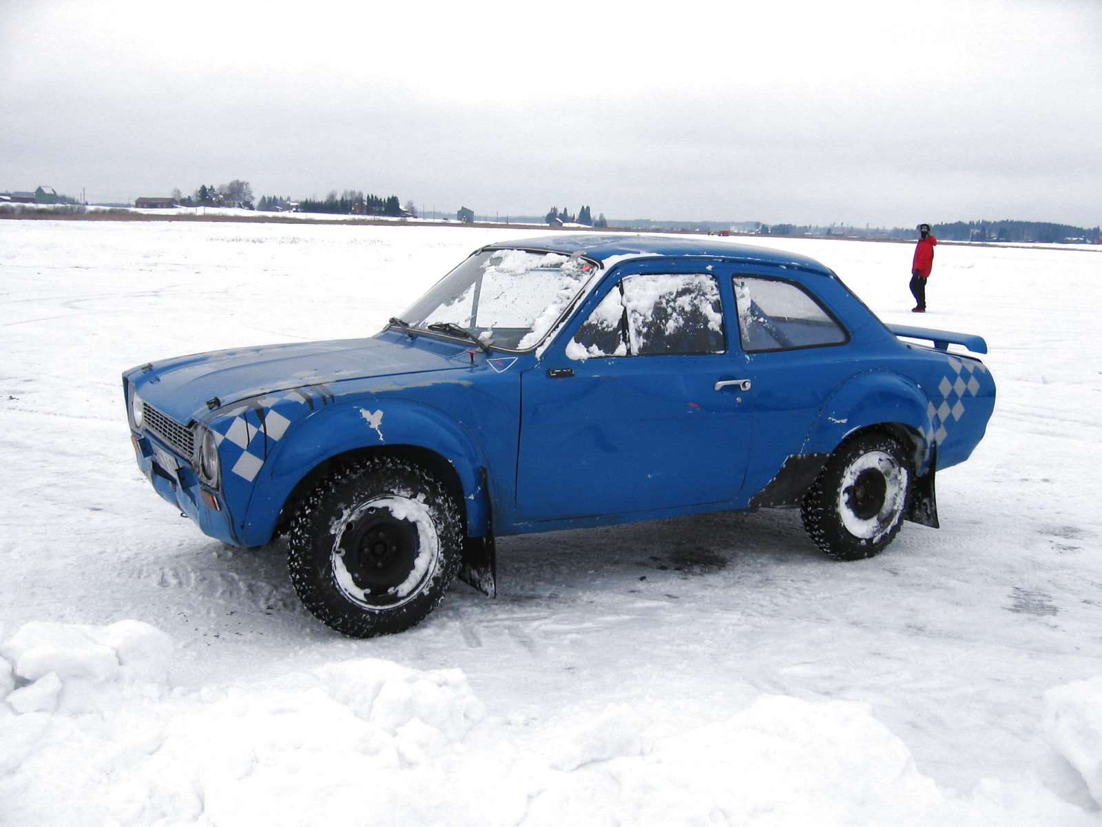 TalvipÃ¶rinÃ¤t KantelejÃ¤rvellÃ¤ 22.2.2009, Sininen ykkÃ¶skoppainen Ford Escort