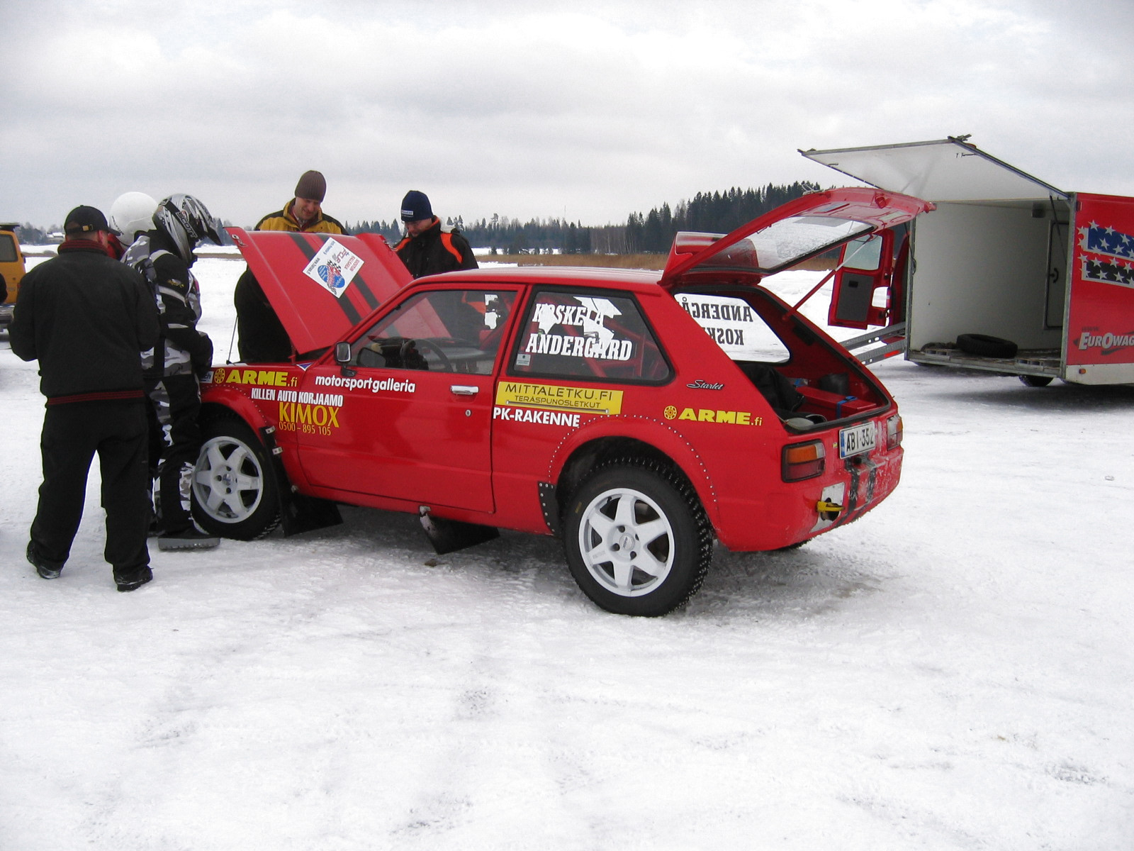 TalvipÃ¶rinÃ¤t KantelejÃ¤rvellÃ¤ 22.2.2009, Punainen KP60 Toyota Starlet