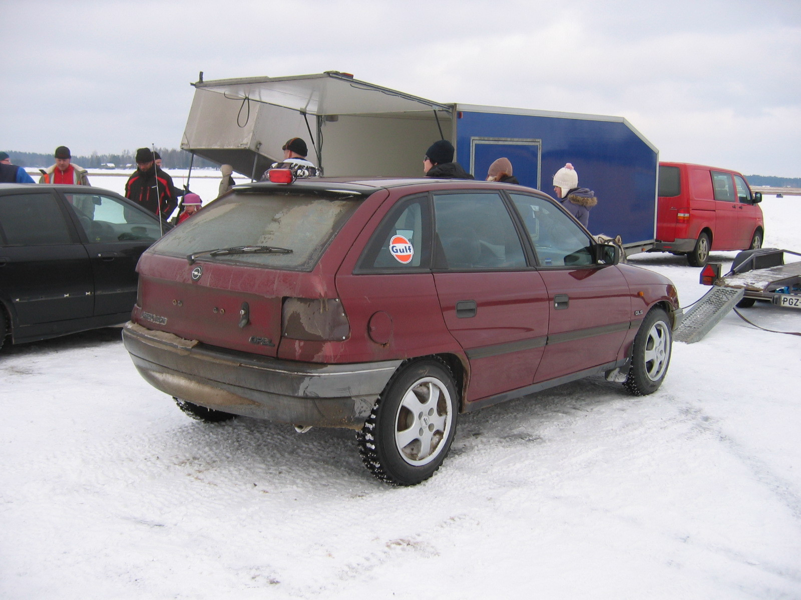 TalvipÃ¶rinÃ¤t KantelejÃ¤rvellÃ¤ 22.2.2009, Punainen Opel Astra