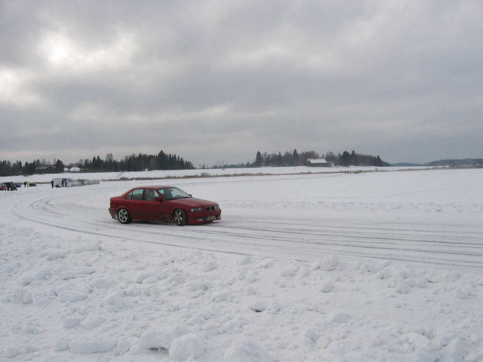 TalvipÃ¶rinÃ¤t KantelejÃ¤rvellÃ¤ 22.2.2009, Punainen BMW