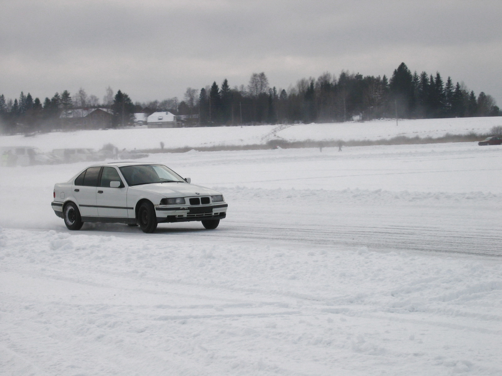 TalvipÃ¶rinÃ¤t KantelejÃ¤rvellÃ¤ 22.2.2009, Valkoinen BMW