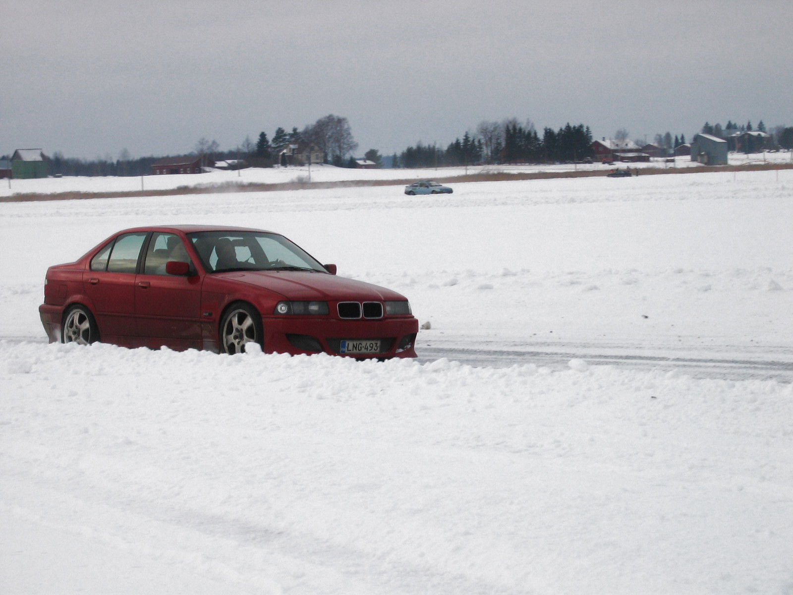 TalvipÃ¶rinÃ¤t KantelejÃ¤rvellÃ¤ 22.2.2009, Punainen BMW