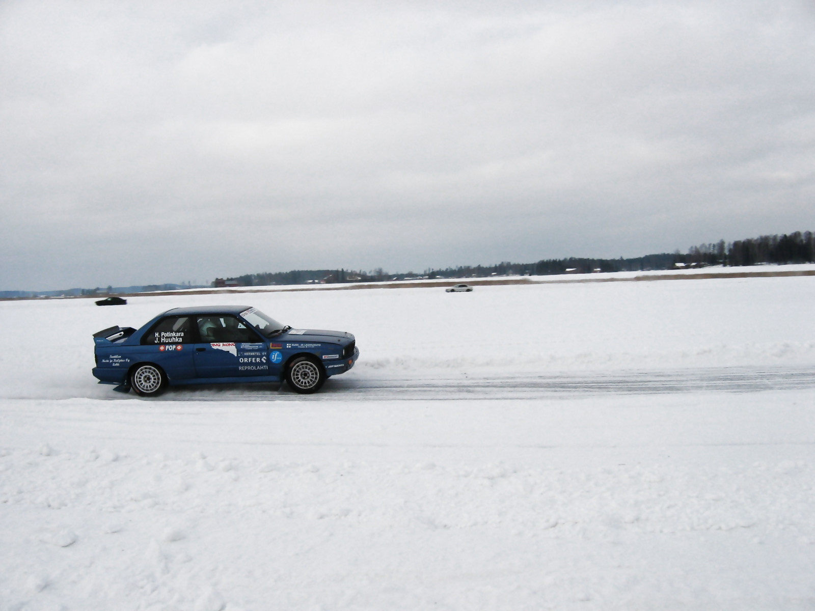 TalvipÃ¶rinÃ¤t KantelejÃ¤rvellÃ¤ 22.2.2009, Sininen BMW