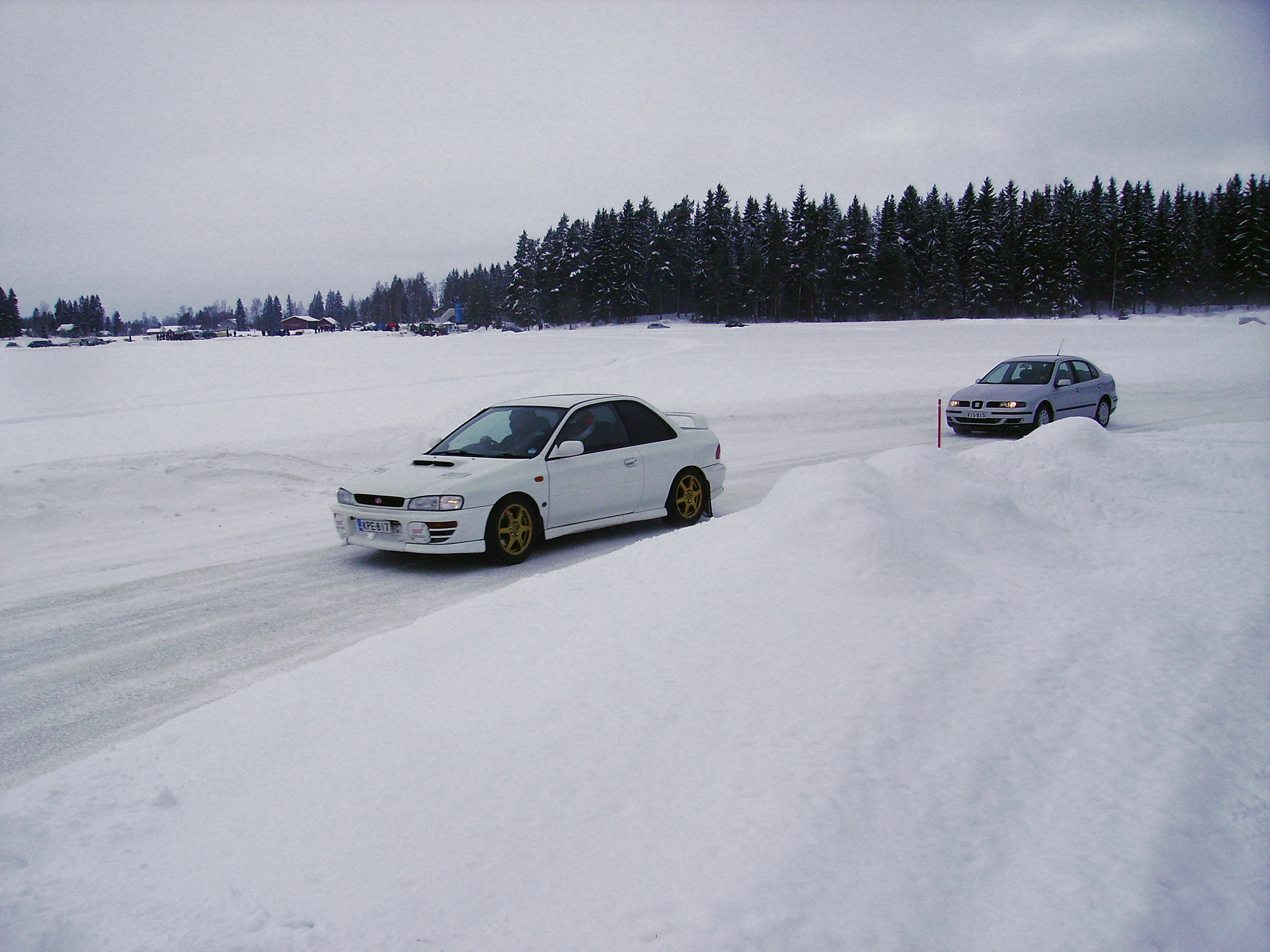 JÃ¤Ã¤radalle.com Pukkila 13.2.2010, Valkoinen Subaru Impreza