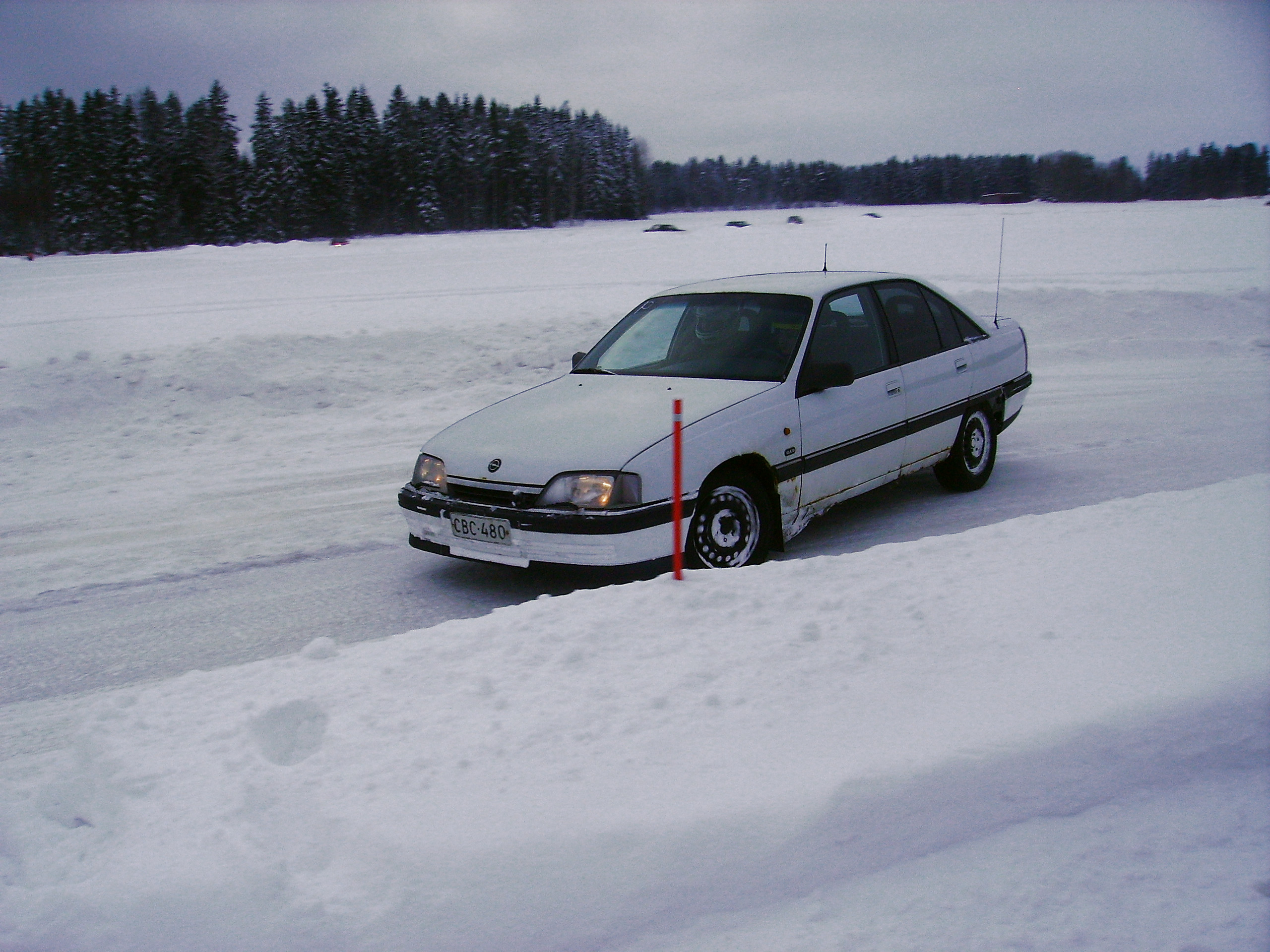 JÃ¤Ã¤radalle.com Pukkila 13.2.2010, Valkoinen Opel Omega