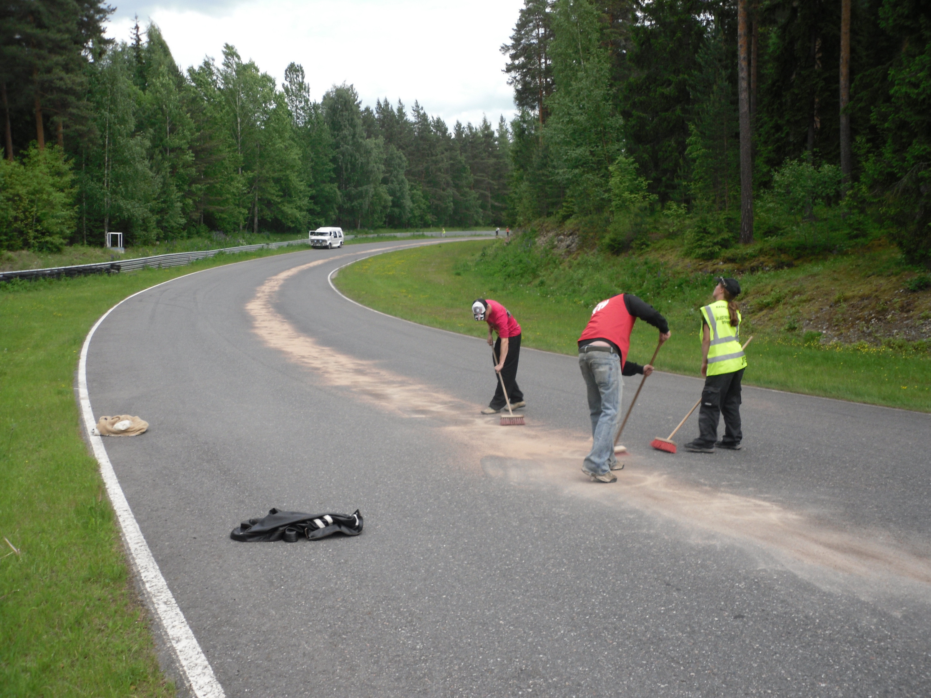 Radalle.com Ahvenisto 19.6.2010, pieni Ã¶ljyvana haittasi rata ajoa, Ã¶ljynimeytys radalta Ahvenistolla