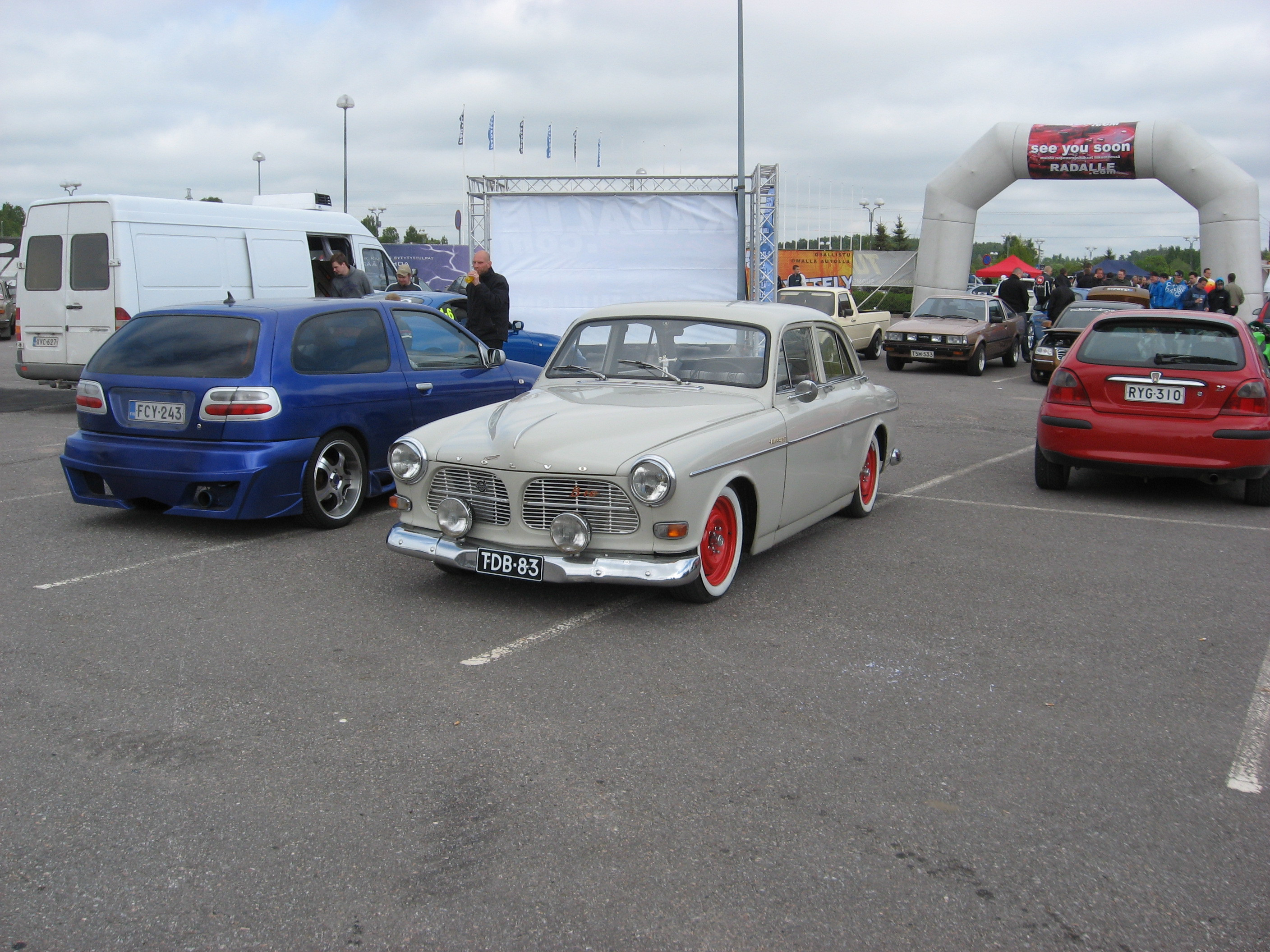 Radalle.com Artukainen 28.5.2011, Hieno harmaa Volvo Amazon mustilla kilvillÃ¤