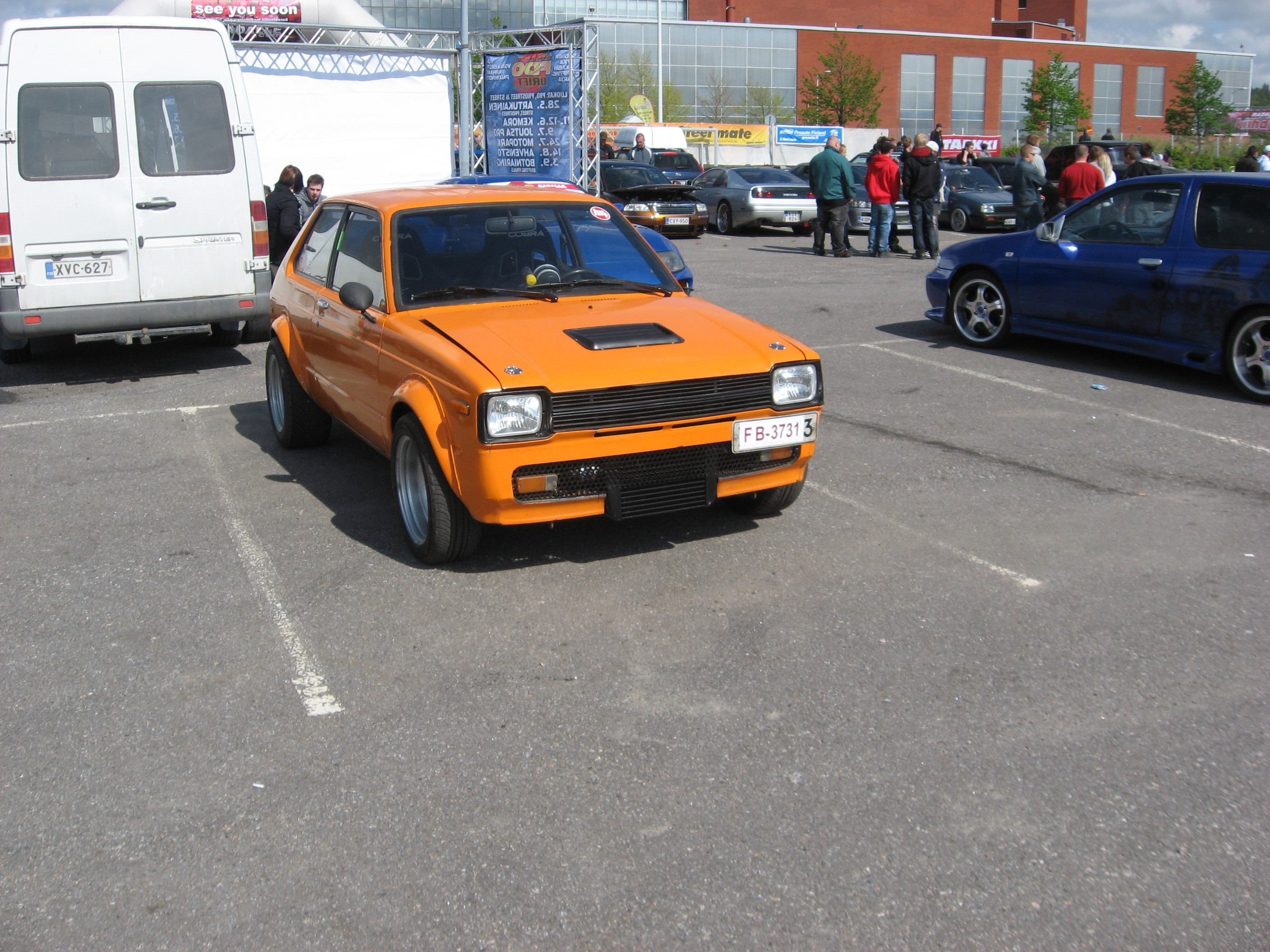 Radalle.com Artukainen 28.5.2011, Oranssi Toyota Starlet KP6, kanttilampuin