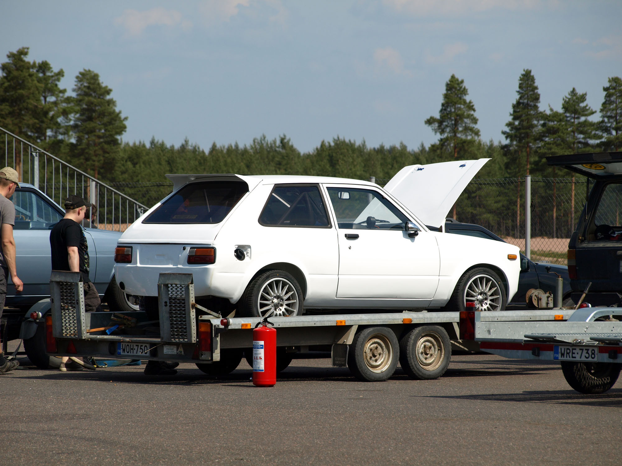 Fintoys ratapÃ¤ivÃ¤ 23.5.2014 Alastaro Circuit, Valkoinen Toyota Starlet trailerilla