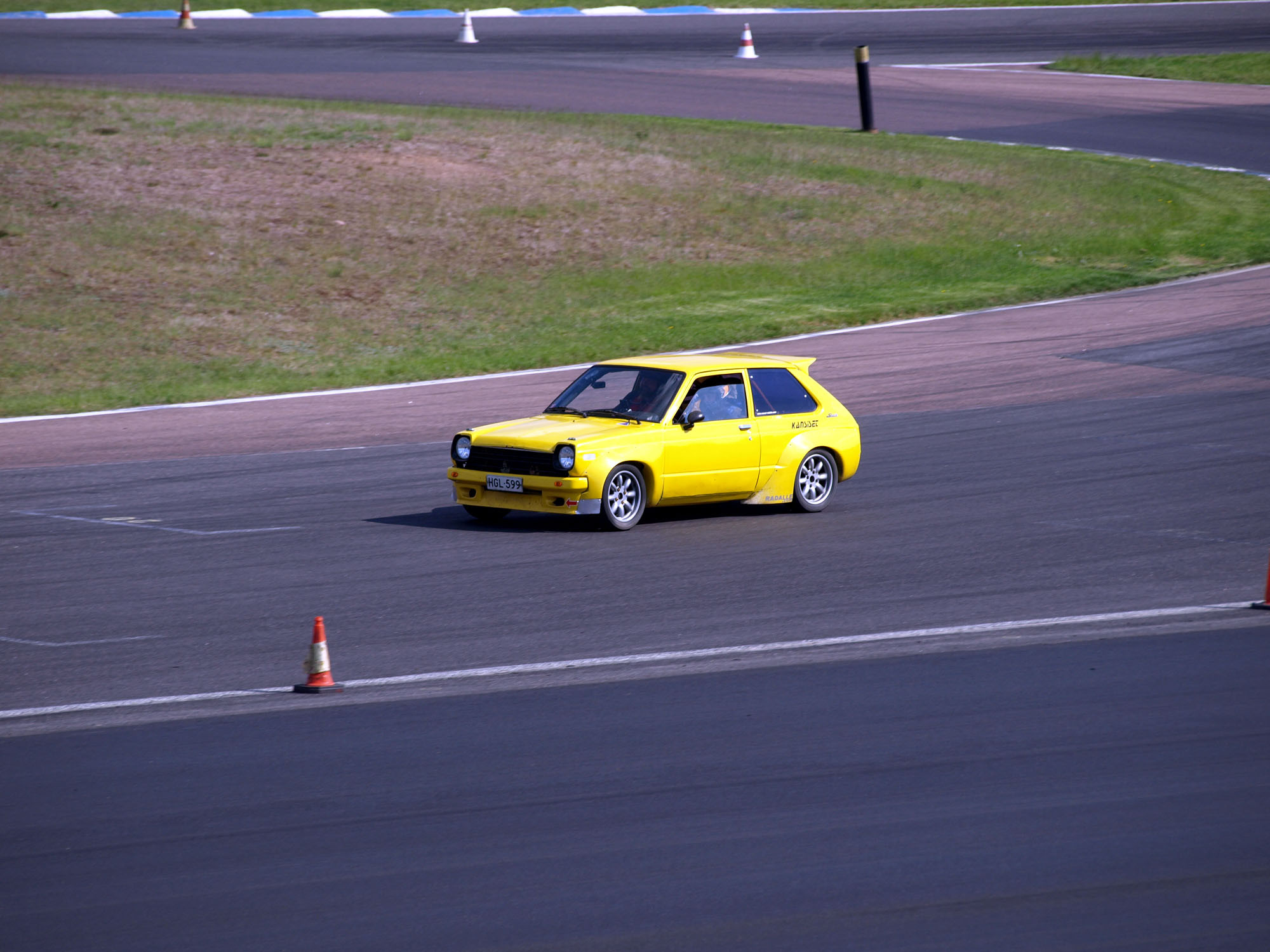 Fintoys ratapÃ¤ivÃ¤ 23.5.2014 Alastaro Circuit, Toyota Starlet KP60 on racetrack. Alastarin radalla.