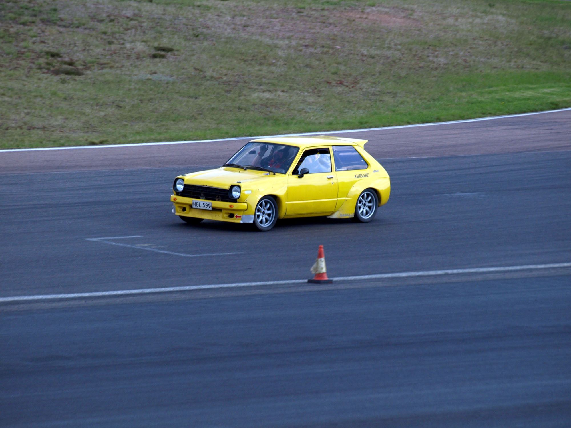 Fintoys ratapÃ¤ivÃ¤ 23.5.2014 Alastaro Circuit, Yellow Toyota Starlet KP60 on race track